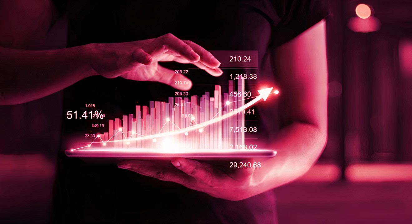 Homme d'affaires tenant une tablette et montrant un hologramme virtuel croissant de statistiques, de graphiques et de tableaux avec une flèche vers le haut sur fond sombre. Marché boursier. Concept de croissance, de planification et de stratégie d'entreprise.